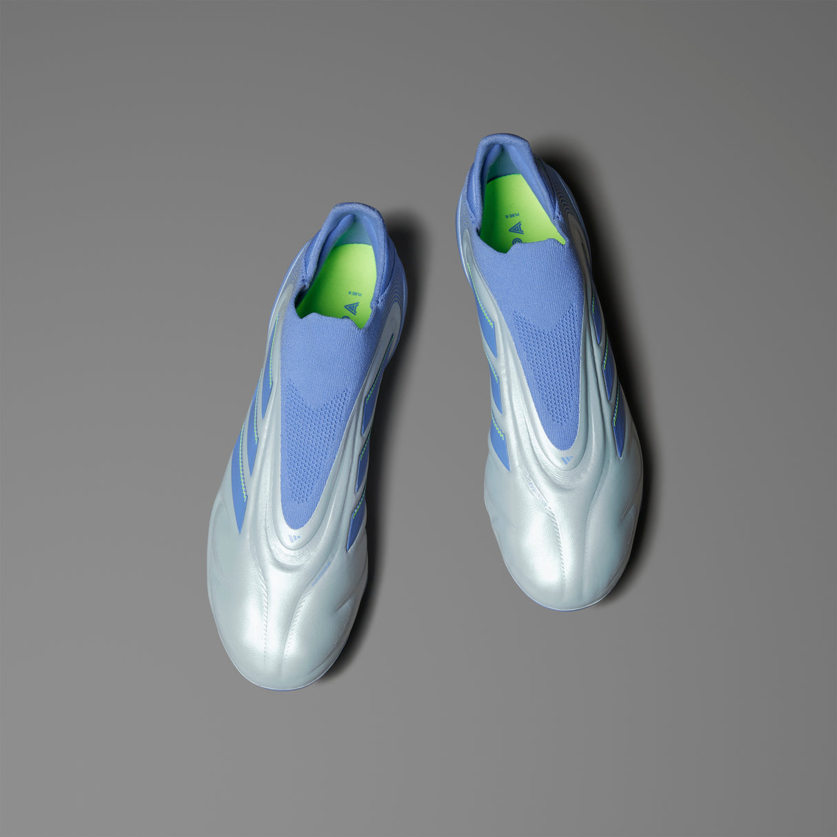 Botas de fútbol para terreno firme sin cordones adidas Copa Pure 3 Elite en color azul