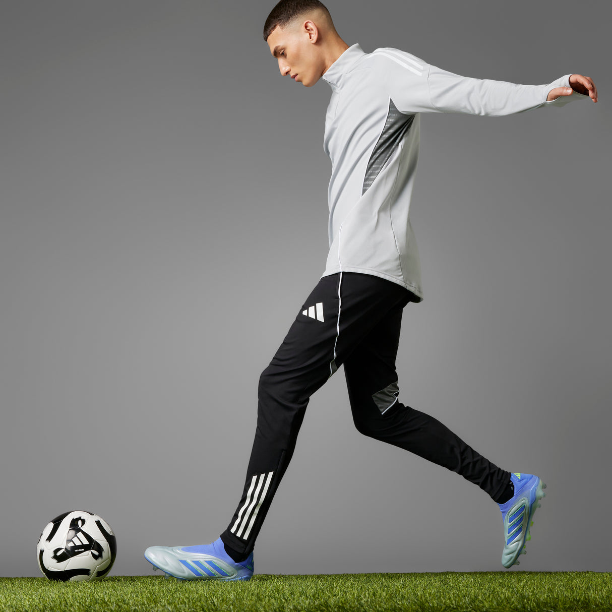 Botas de fútbol para terreno firme sin cordones adidas Copa Pure 3 Elite en color azul