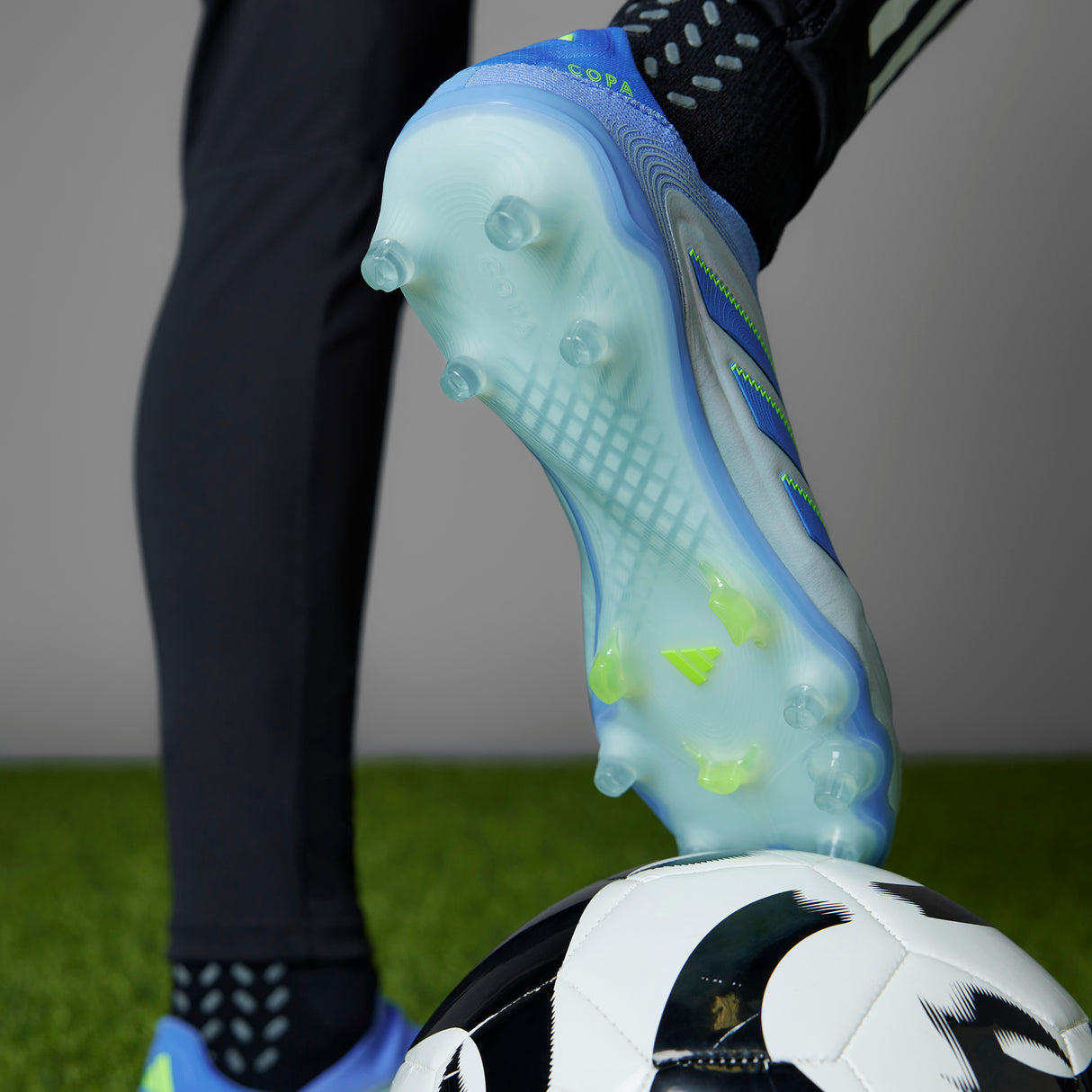 Botas de fútbol para terreno firme sin cordones adidas Copa Pure 3 Elite en color azul