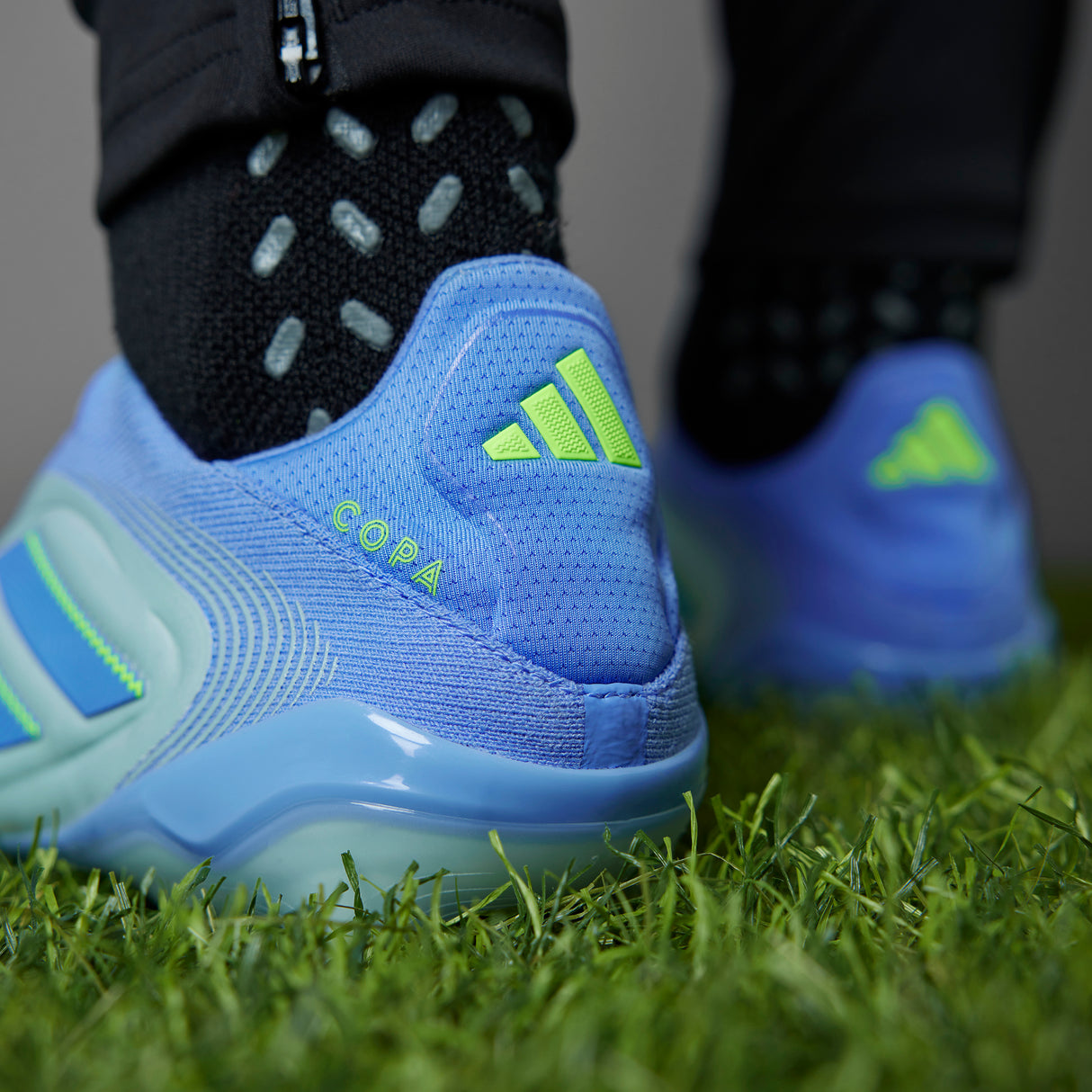 Botas de fútbol para terreno firme sin cordones adidas Copa Pure 3 Elite en color azul