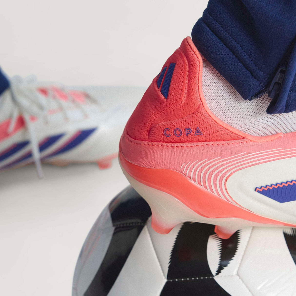 Botines de fútbol para hombre adidas Copa Pure III Elite FG - Blanco/Azul/Naranja