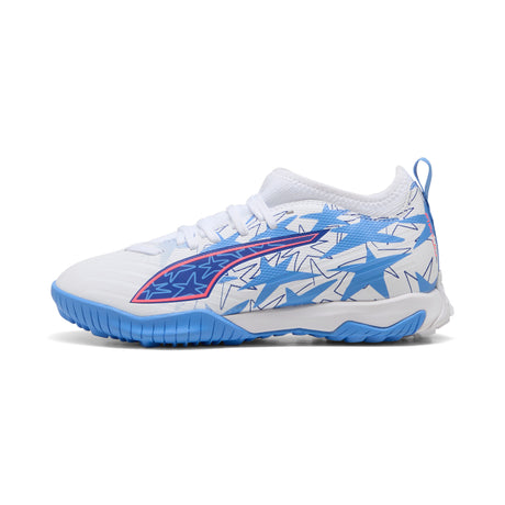 Tacos de fútbol PUMA Ultra 6 Match KidSuper X CP + Mid TT Turf para jóvenes - Blanco/Rosa/Azul