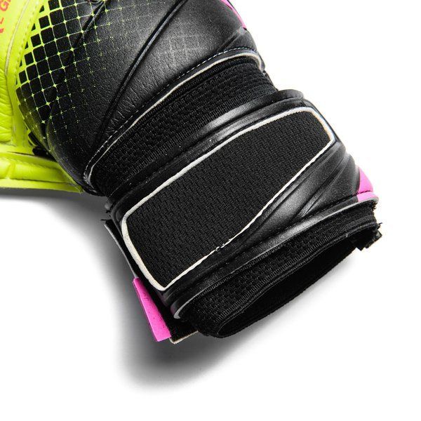 Guantes de portero PUMA Evopower Grip 2.3 RC en color rosa brillante y amarillo de seguridad