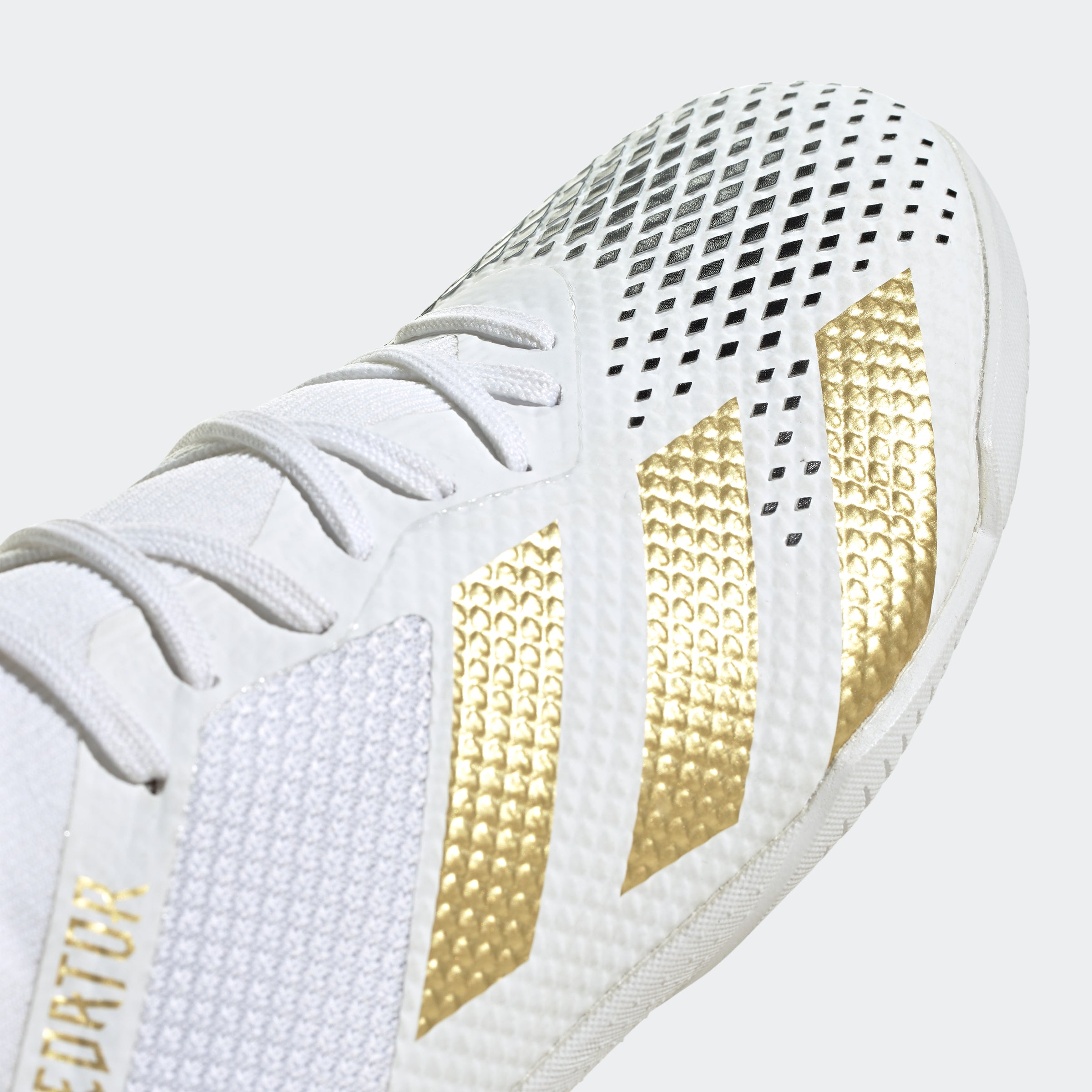 Botas de fútbol sala adidas Predator Mutator 20.3 Low en blanco, dorado y negro