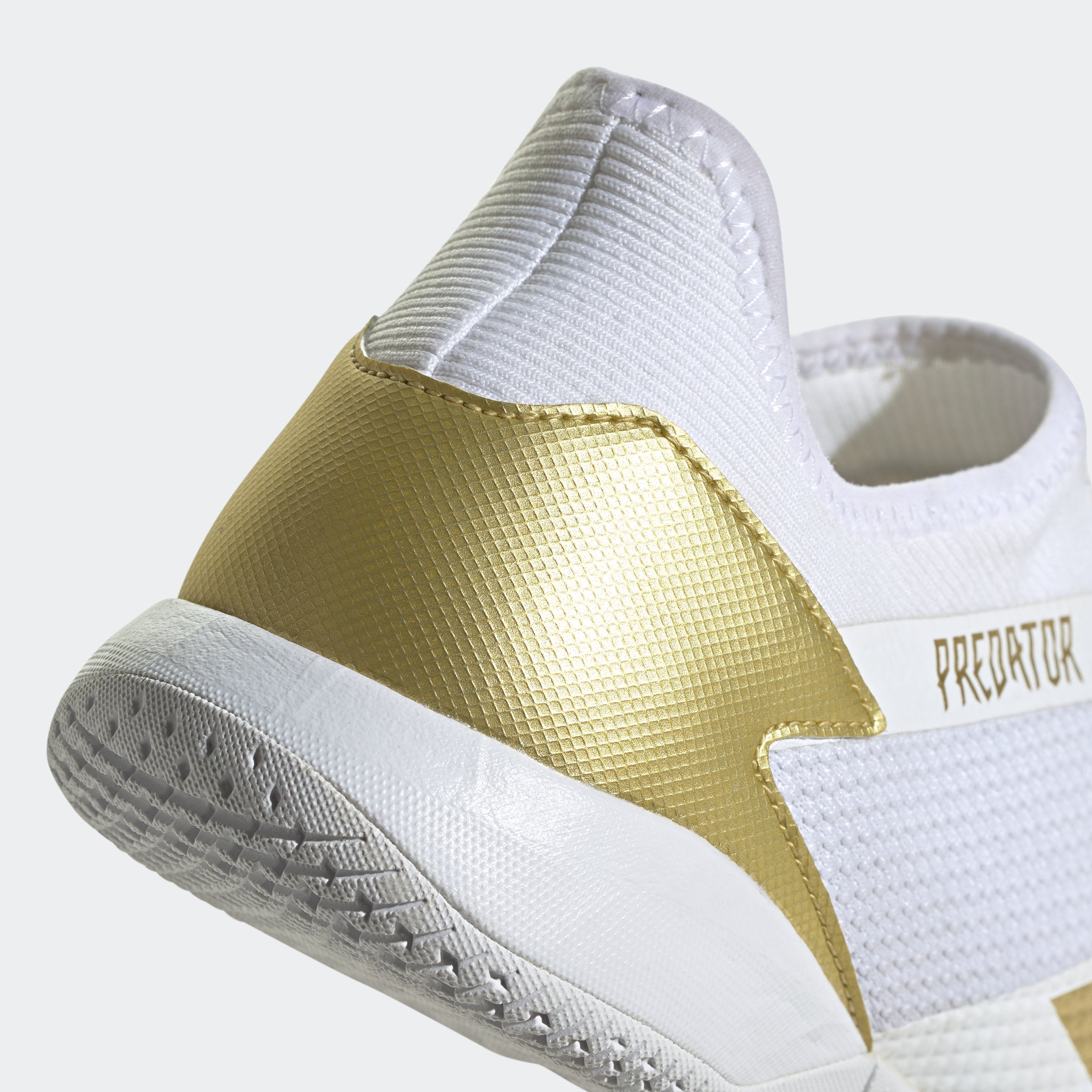Botas de fútbol sala adidas Predator Mutator 20.3 Low en blanco, dorado y negro