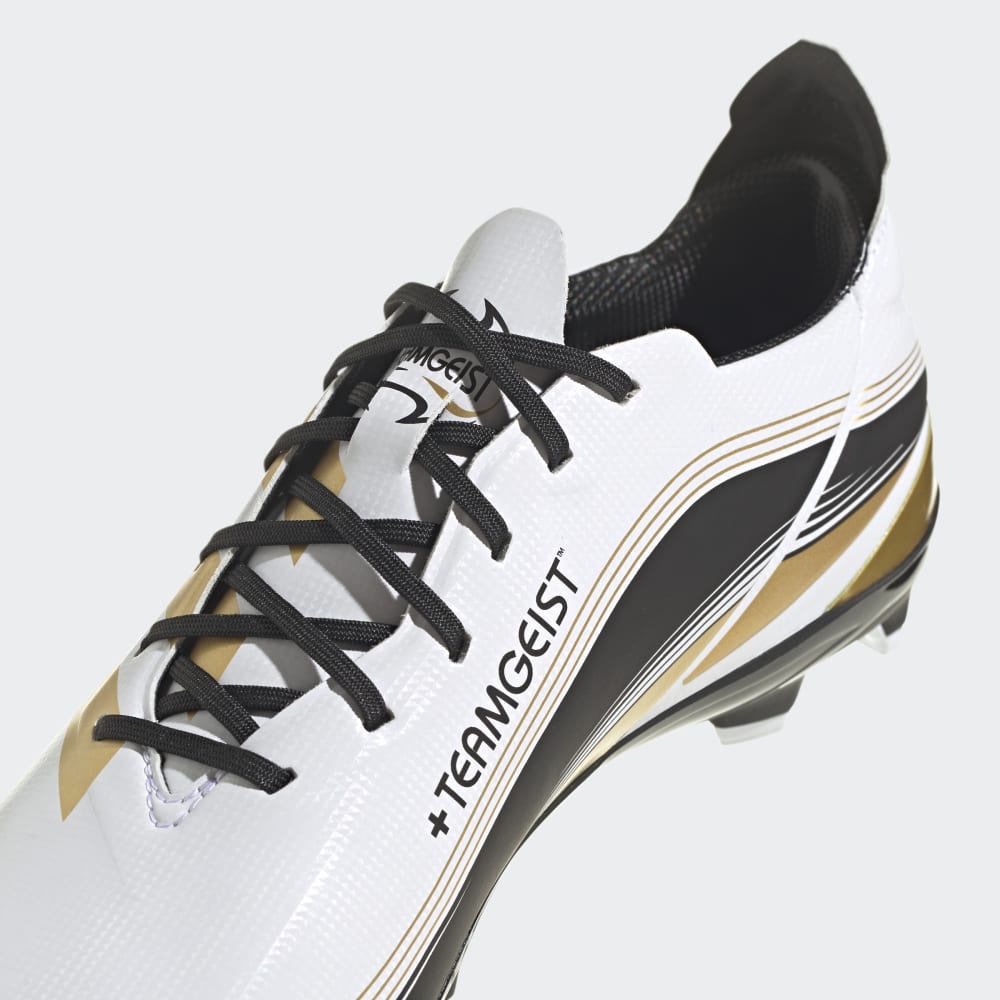 Botas de fútbol para terreno firme adidas Game Mode FG J para niños en blanco, dorado y negro