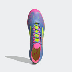 Botas de fútbol para terreno firme adidas F50 Elite en color azul y limón