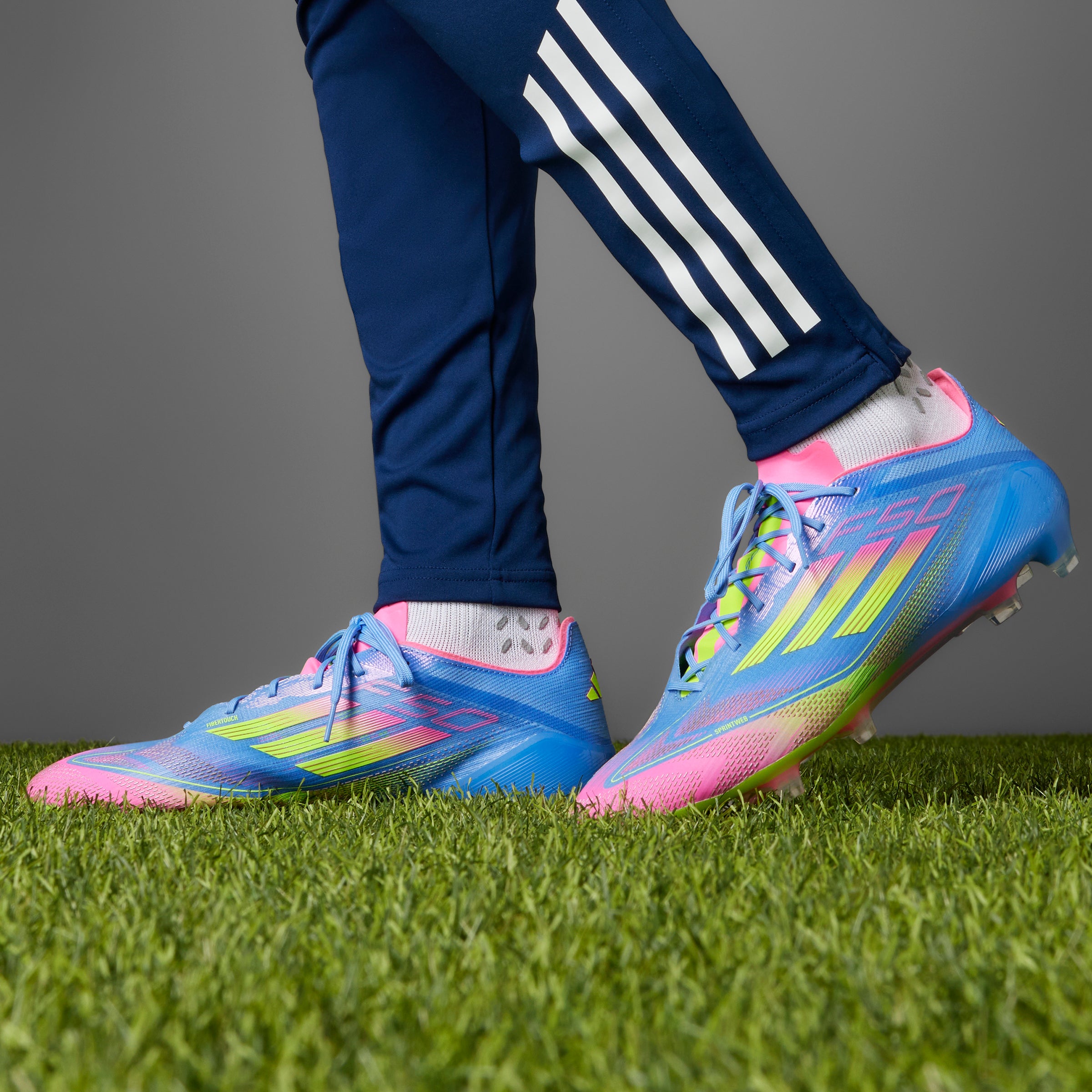 Botas de fútbol para terreno firme adidas F50 Elite en color azul y limón