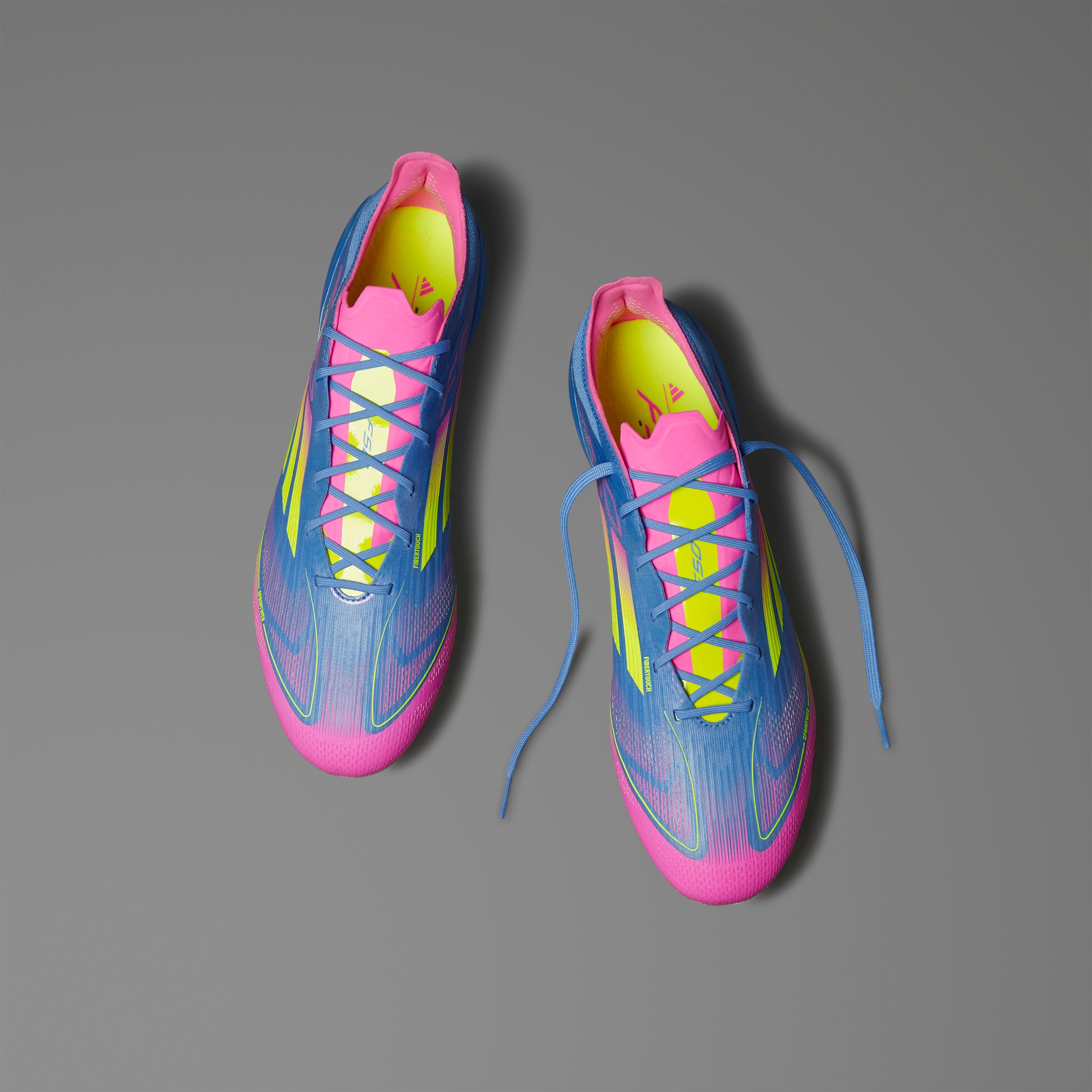 Botas de fútbol para terreno firme adidas F50 Elite en color azul y limón