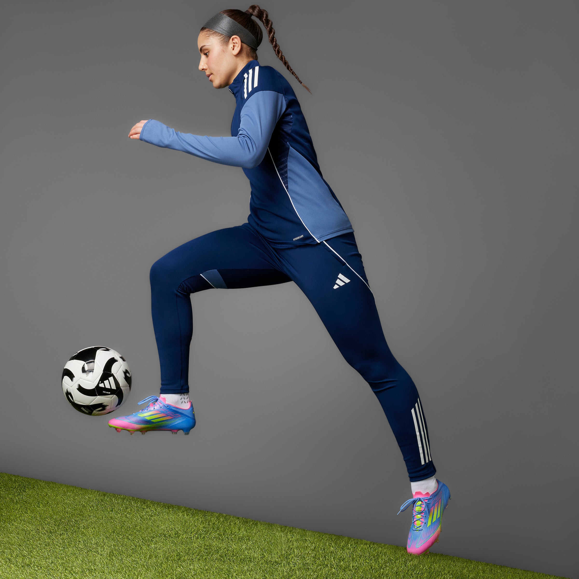 Botas de fútbol para terreno firme adidas F50 Elite en color azul y limón