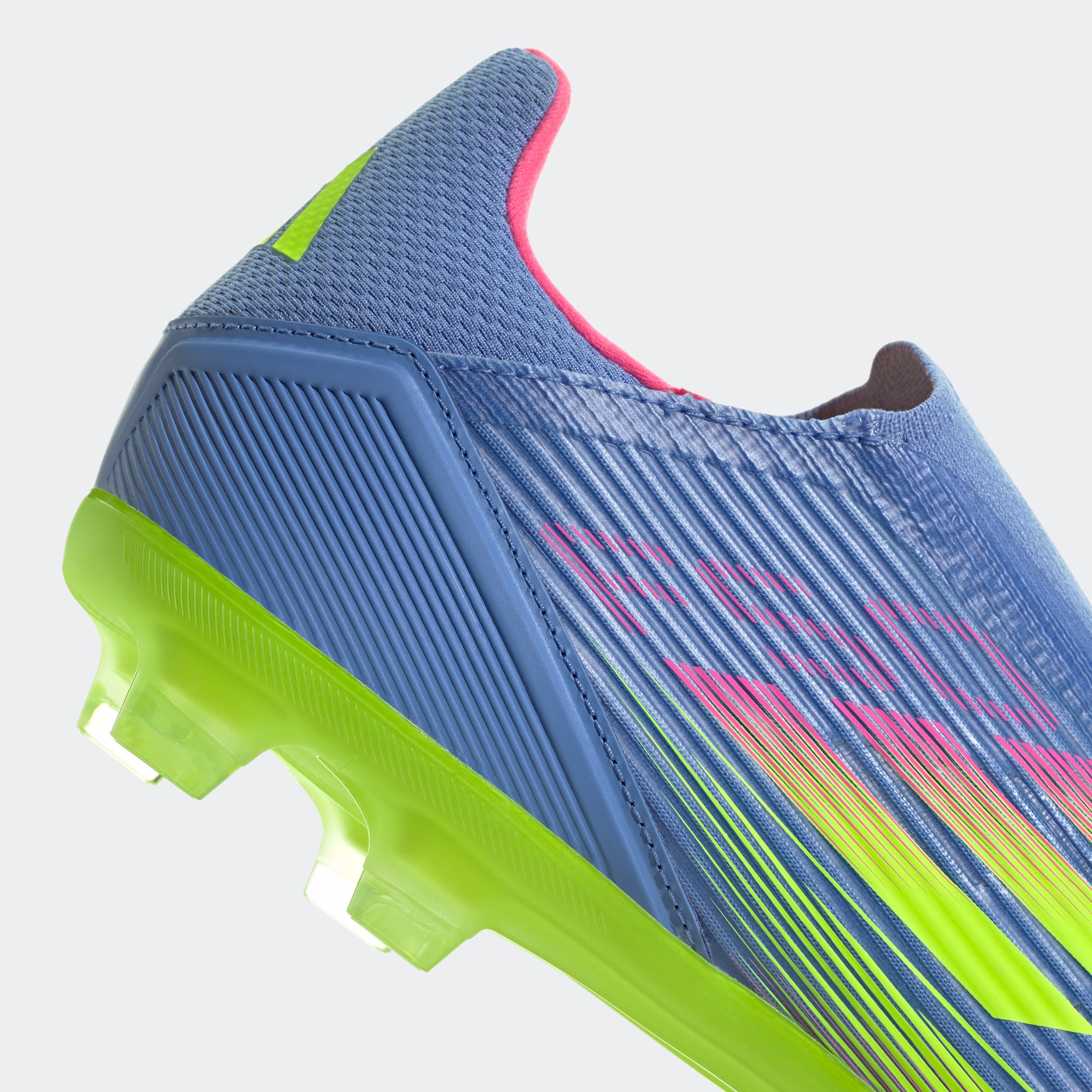 Botas de fútbol adidas F50 League sin cordones para terreno firme y multisuperficie en azul y limón