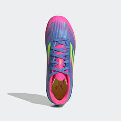 Botas de fútbol para terreno firme y multisuperficie adidas F50 League para niños en azul