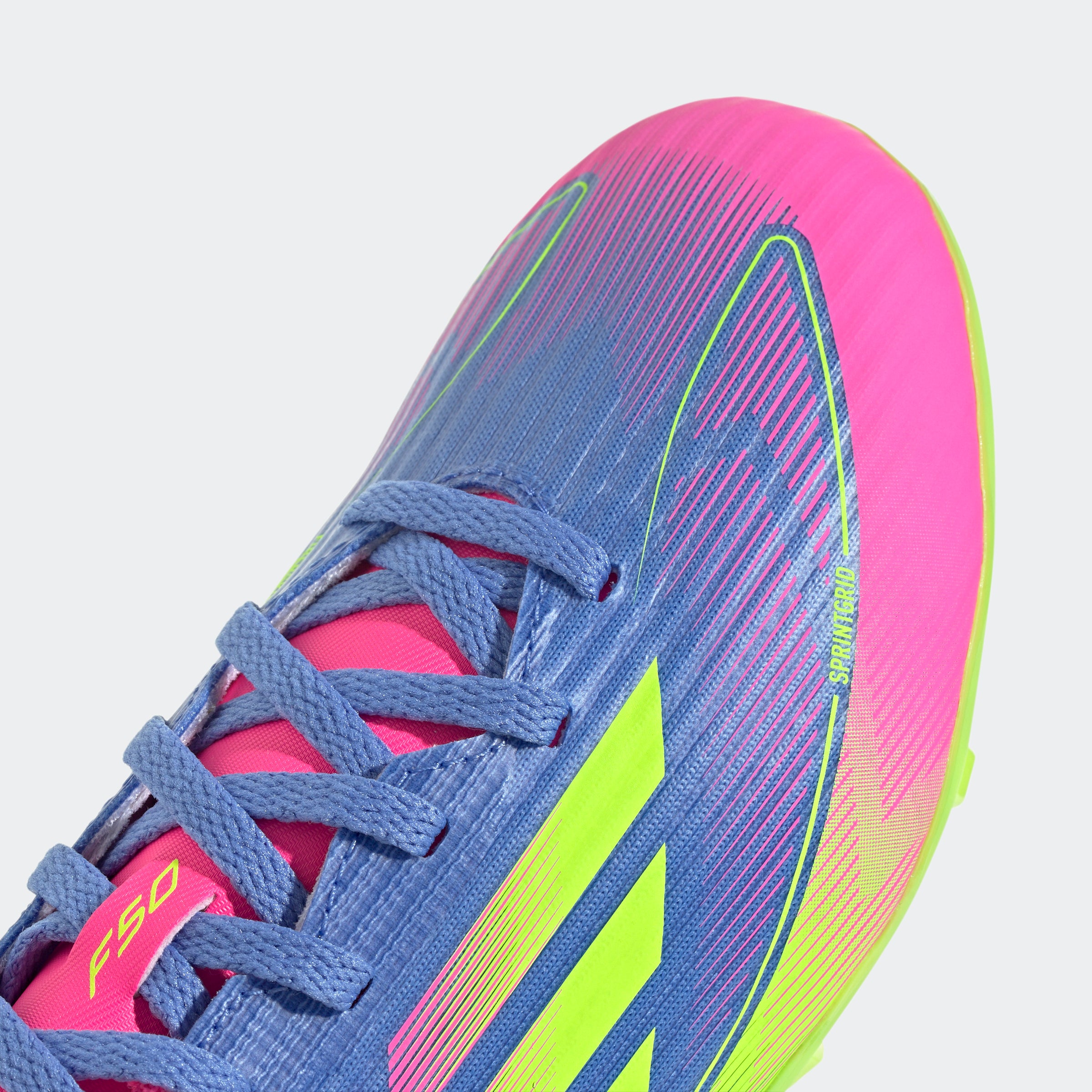 Botas de fútbol para terreno firme y multisuperficie adidas F50 League para niños en azul