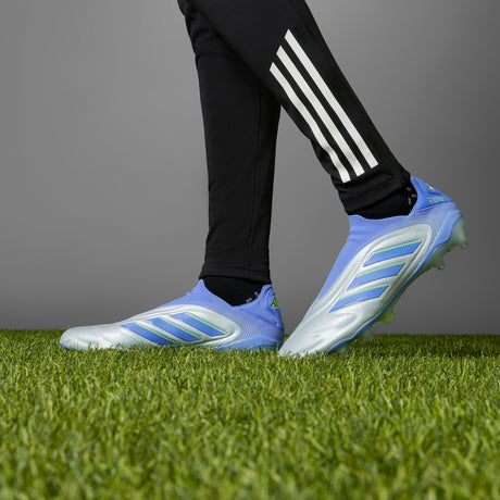 Botas de fútbol para terreno firme sin cordones adidas Copa Pure 3 Elite en color azul