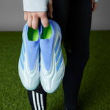Botas de fútbol para terreno firme sin cordones adidas Copa Pure 3 Elite en color azul