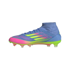 Botas de fútbol para terreno firme adidas F50 Pro Mid para mujer, color azul