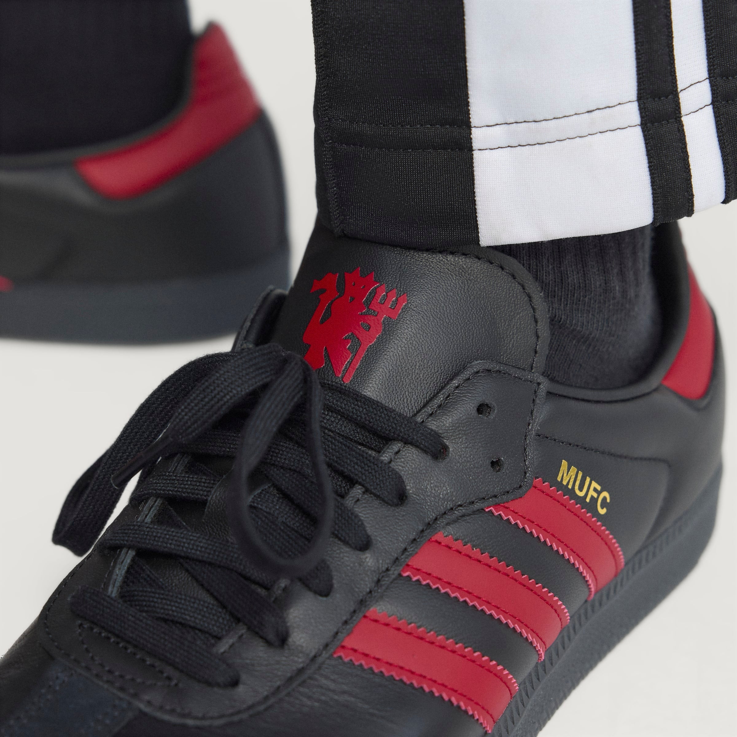 adidas Samba Manchester United IN Men's Soccer Shoes - Black/Red - Best Buy Soccer