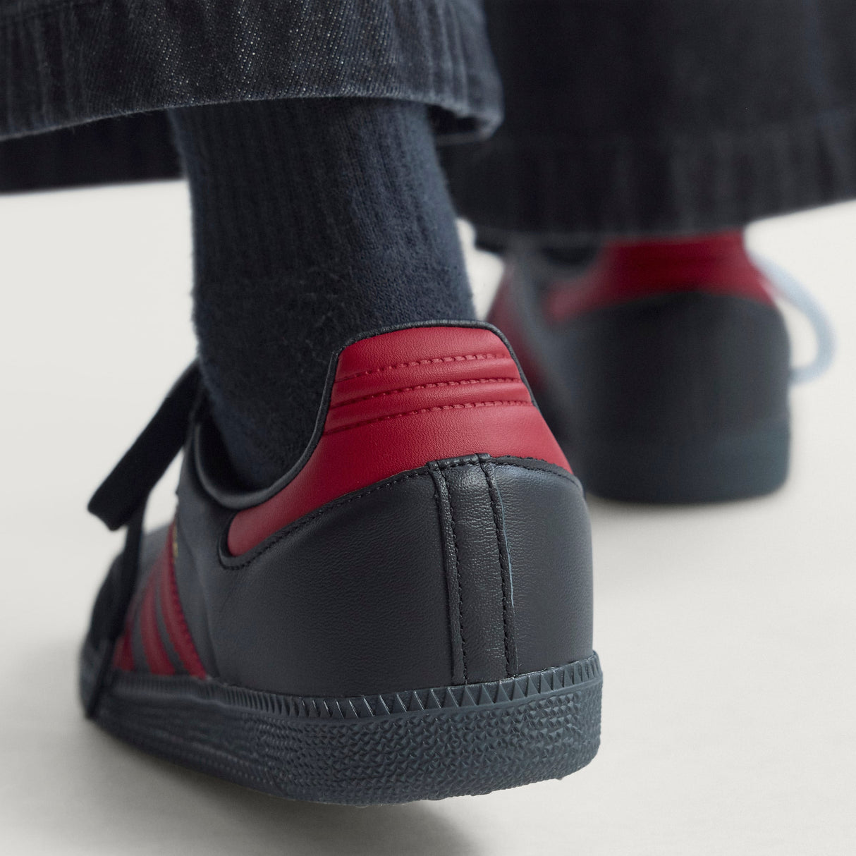 adidas Samba Manchester United IN Men's Soccer Shoes - Black/Red - Best Buy Soccer