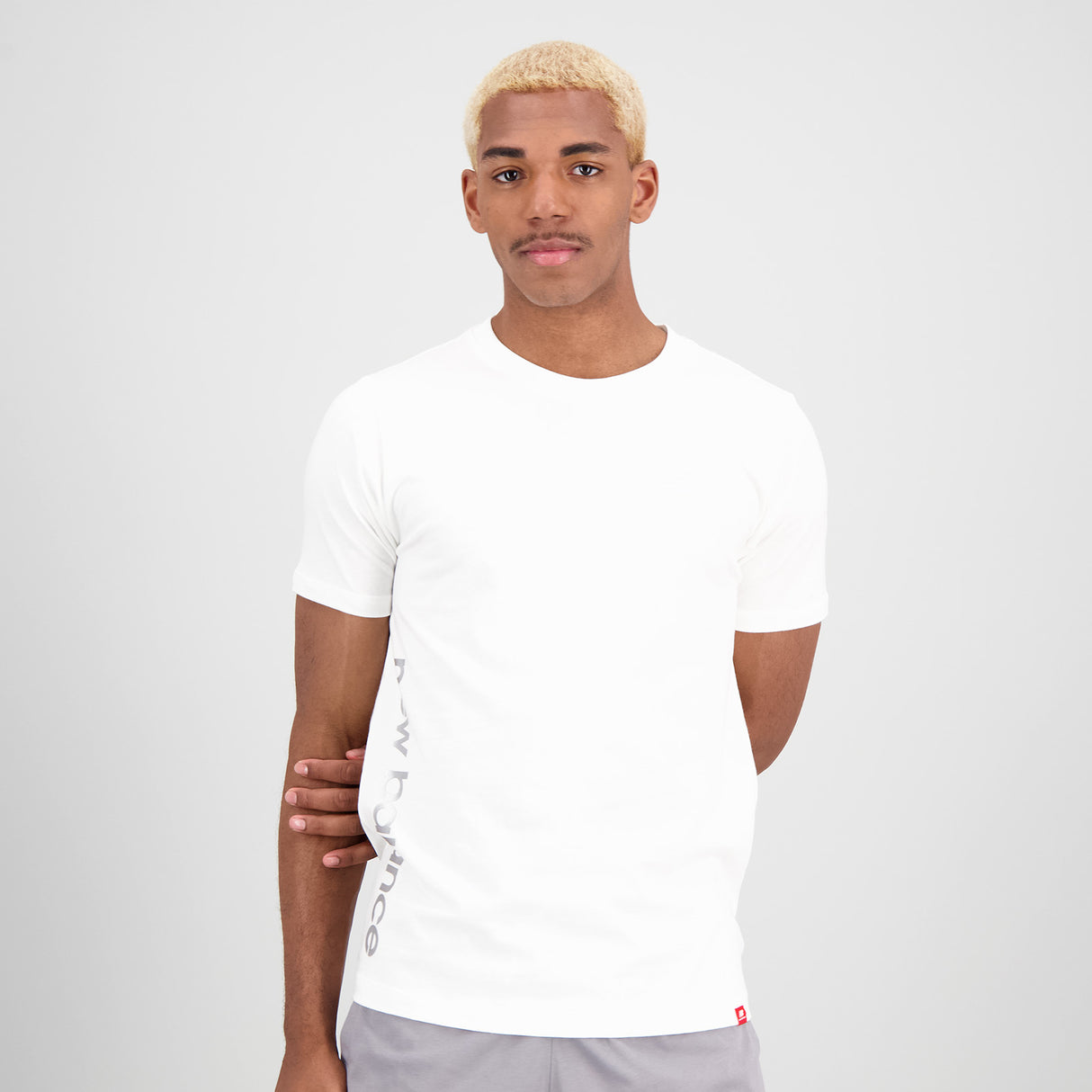 Camiseta New Balance Essentials con logotipo metálico