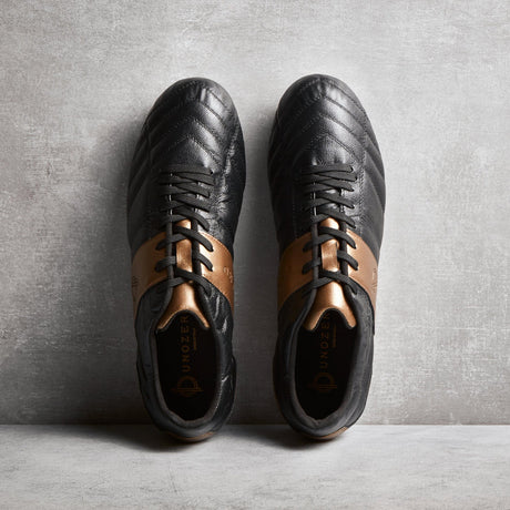 Tacos de fútbol UNOZERO AG Black Modelo 1.0 - Negro