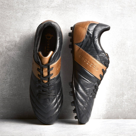Tacos de fútbol UNOZERO AG Black Modelo 1.0 - Negro