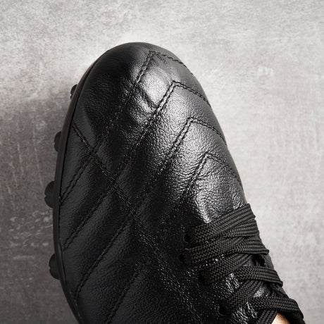 Tacos de fútbol UNOZERO AG Black Modelo 1.0 - Negro