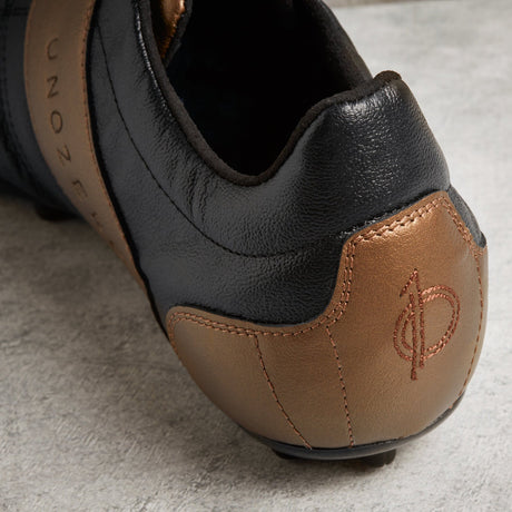 Tacos de fútbol UNOZERO AG Black Modelo 1.0 - Negro