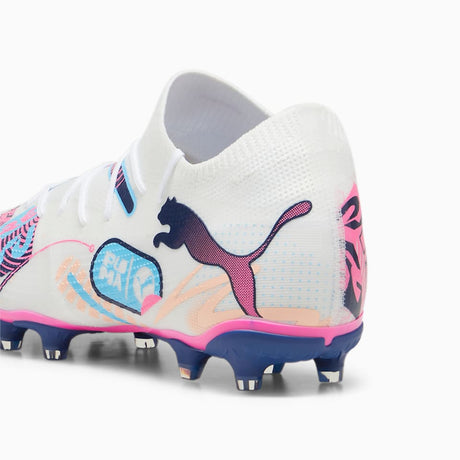 Botines de fútbol PUMA Future 7 Match Volume UP FG/AG para múltiples superficies - Blanco/Azul/Rosa