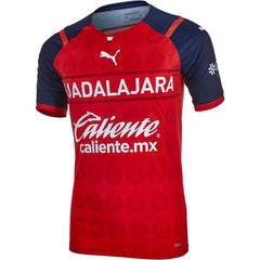 Camiseta de la tercera equipación de PUMA Chivas 22, color rojo y azul marino