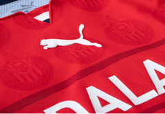 Camiseta de la tercera equipación de PUMA Chivas 22, color rojo y azul marino