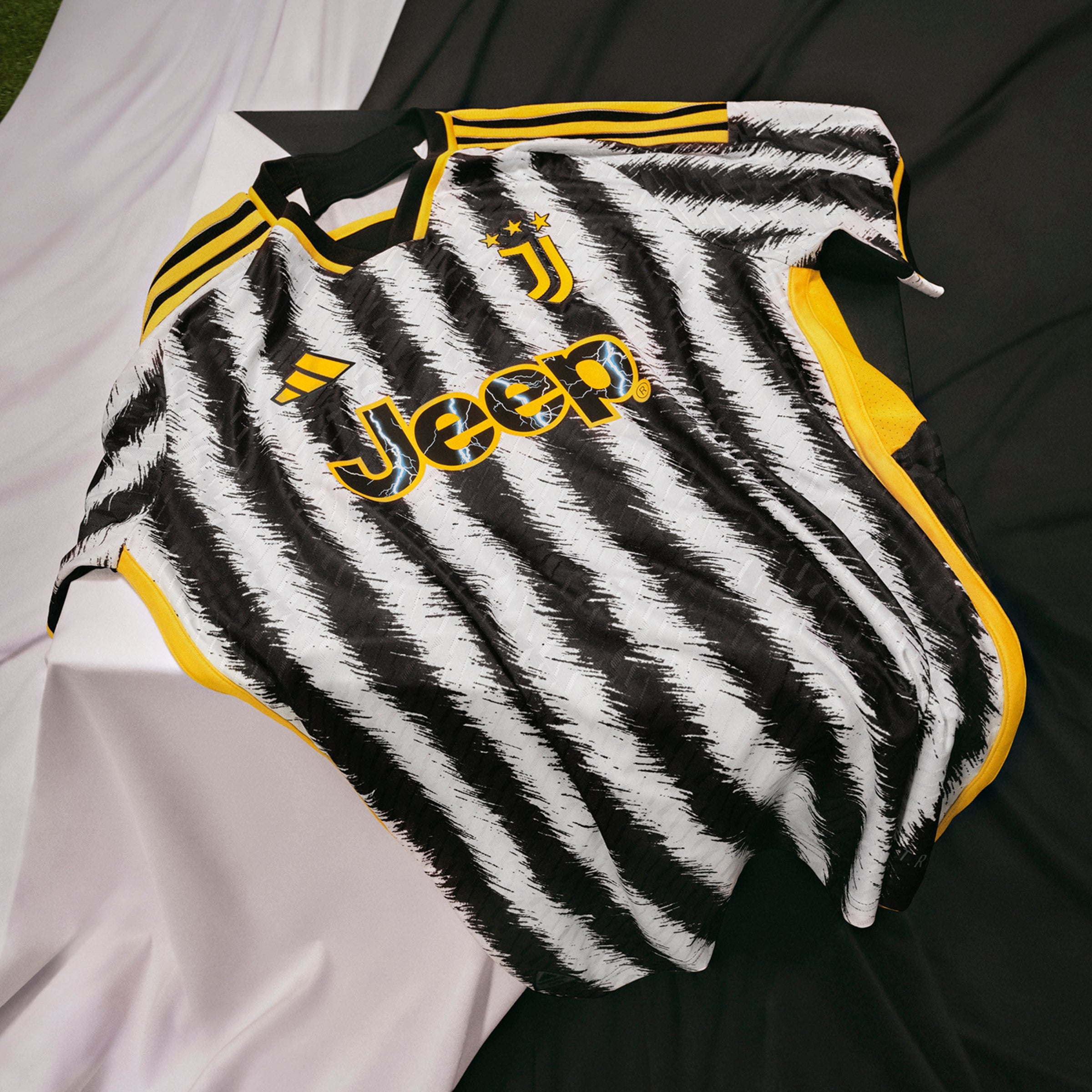 Adidas Juventus Home Authentic Jersey Black White XL