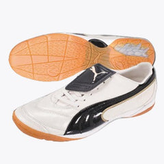Botas de fútbol para interior PUMA Vencida II Pro IT en blanco, negro y dorado