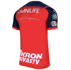 Camiseta de la tercera equipación de PUMA Chivas 22, color rojo y azul marino